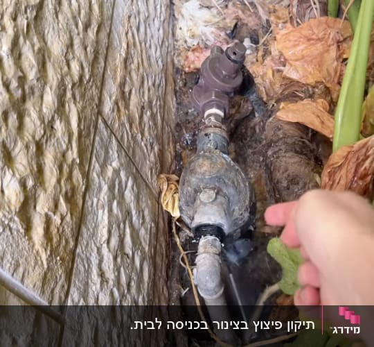 צינור מים עם ברז ותיקון נזילה בגינה